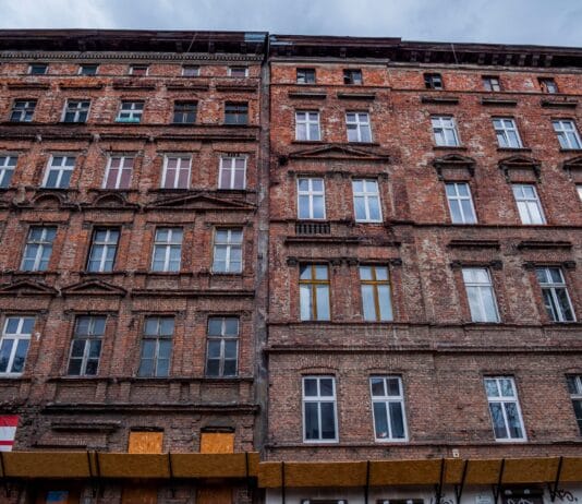 Adaptacja zabytków na cele użytkowe: procedury, zgody konserwatora i koszty inwestycji